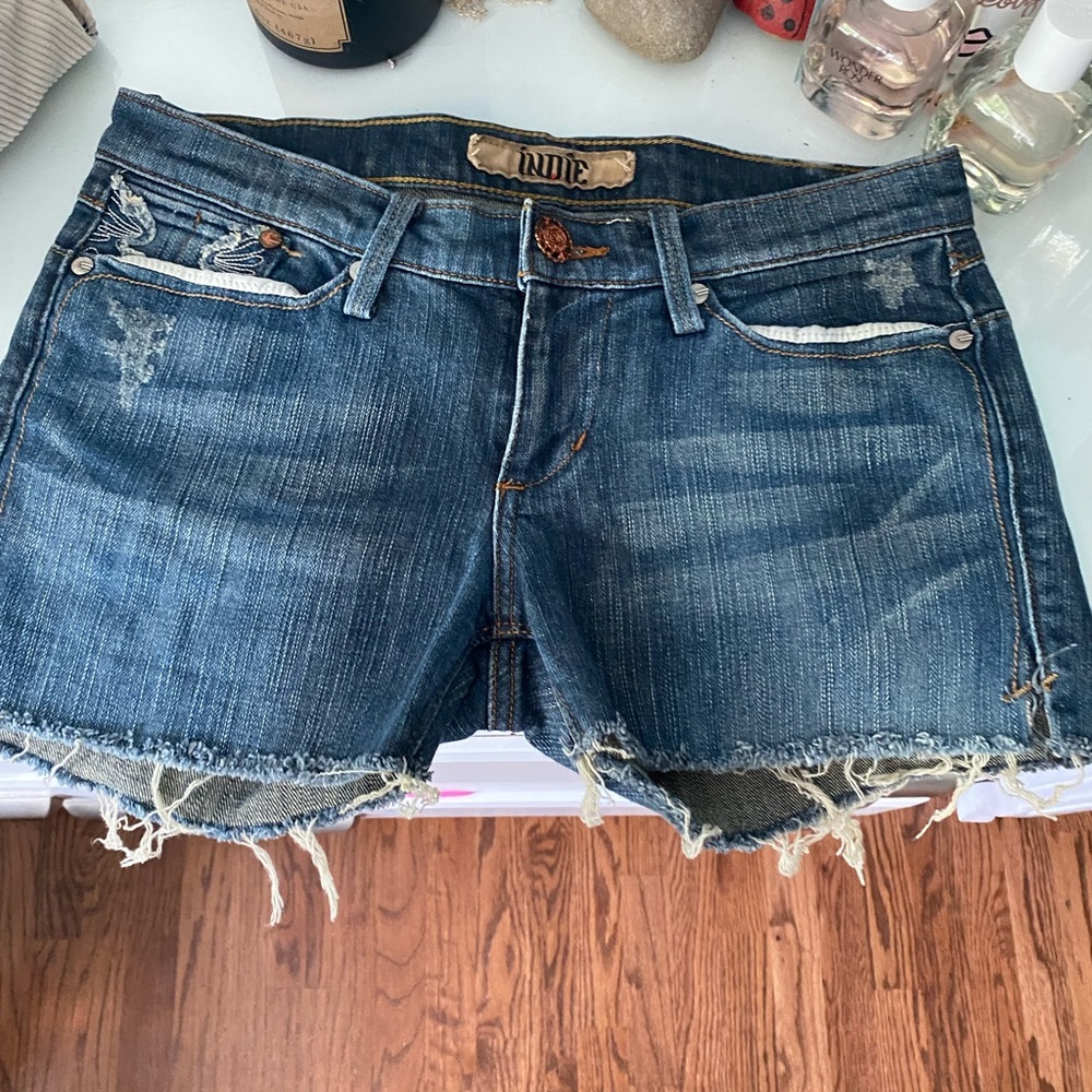INDIE SHORTS
